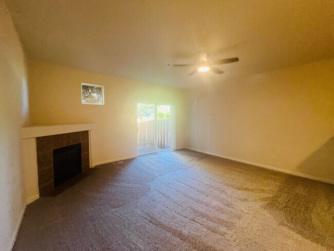 Building Photo - Modern & Spacious Townhome Near Nike HQ, T...