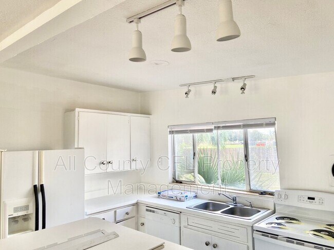 Building Photo - 550 Hartley Pl