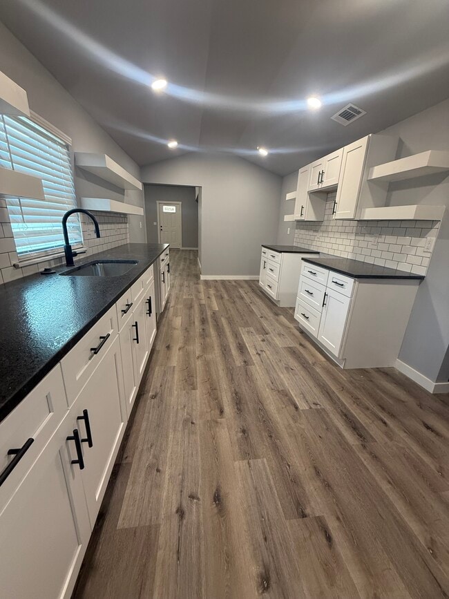 Foto del edificio - 5090 E Huntsville Rd