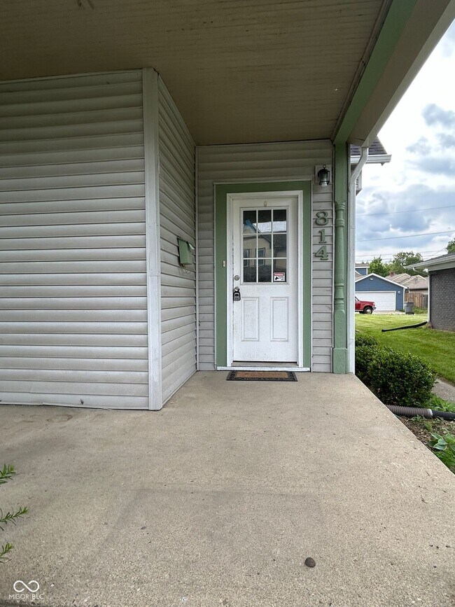 Building Photo - 814 N Beville Ave