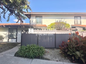 Building Photo - 2161 Poppy Dr