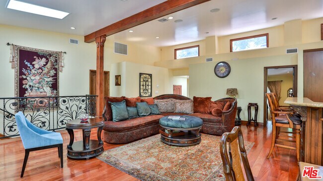 Foto del edificio - 2264 Beverly Glen Pl