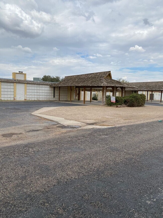 Foto del edificio - 6151 Denis Ln