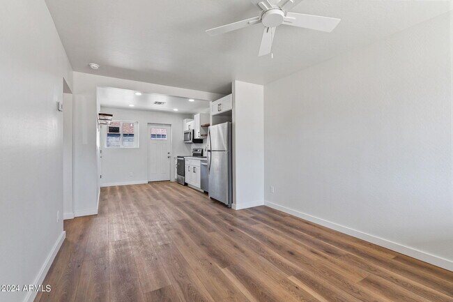 Building Photo - 638 W 5th Ave