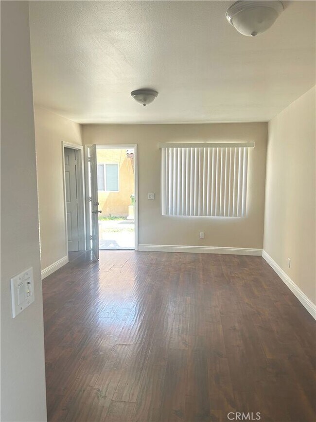 Building Photo - 626 W 59th Pl