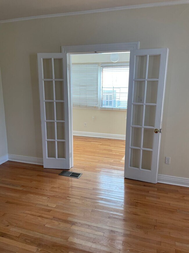 Foto del edificio - Large 3BD/2BA House Uptown with Driveway and Huge Fenced Backyard