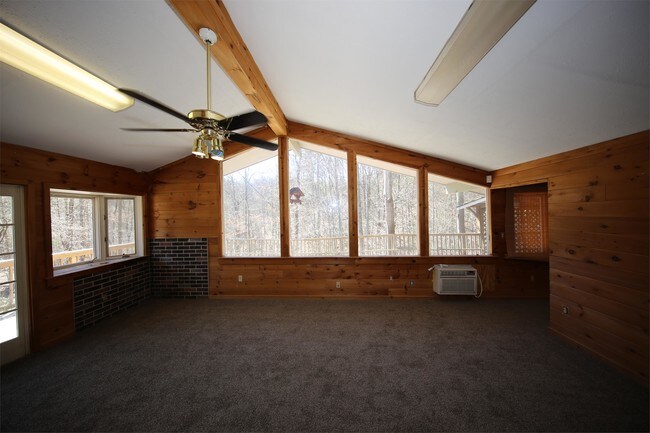 Building Photo - 816 Maple Hill Way