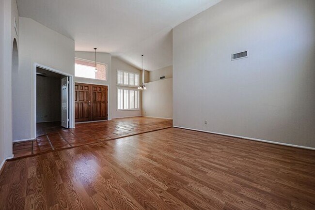 Building Photo - Welcome to this stunning 4 bedroom, 2 bath...