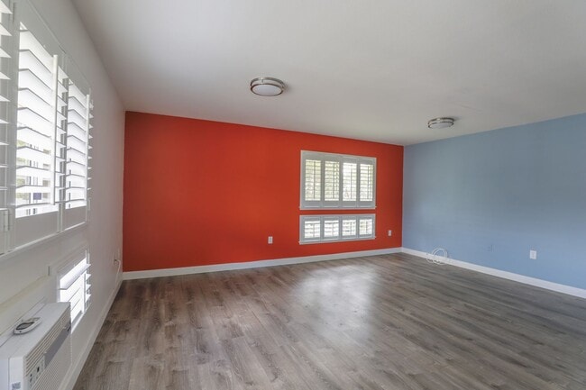 Building Photo - Rarely Available !  Beautiful 3-Bedroom Corner Unit – Pet Friendly & Spacious!