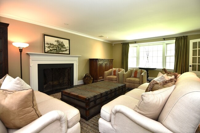 Building Photo - 51 Squires Ln
