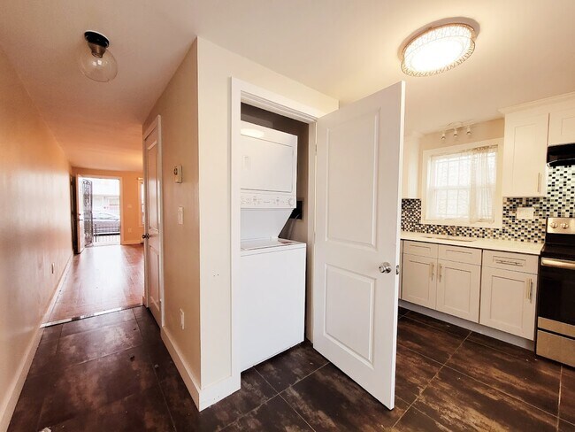 Building Photo - 261 Halladay St