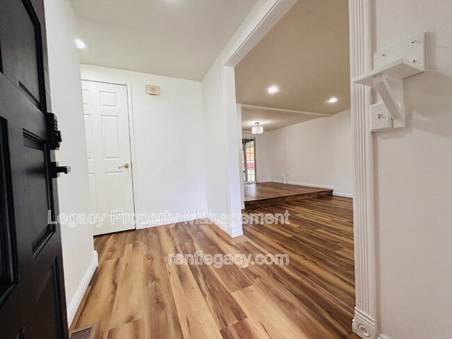 Building Photo - 493 Dahlia St