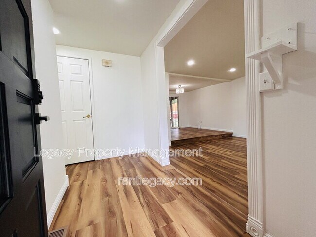 Foto del edificio - 493 Dahlia St