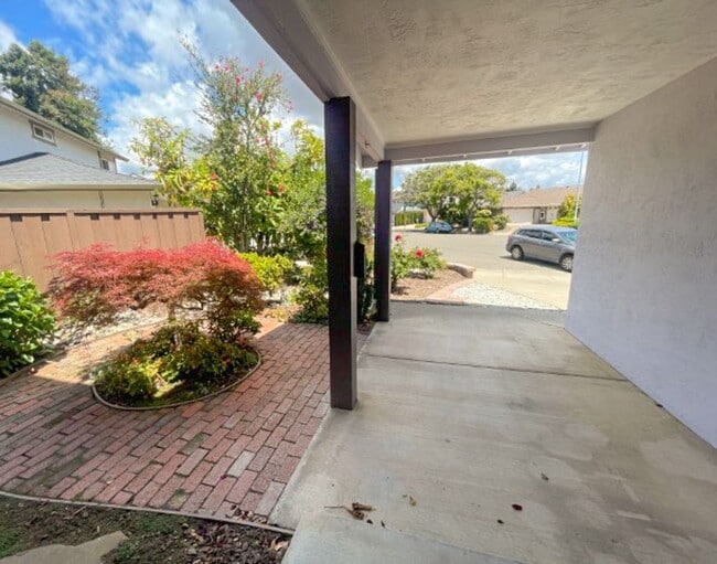 Building Photo - Welcome to this stunning 4 bedroom, 2.5 ba...