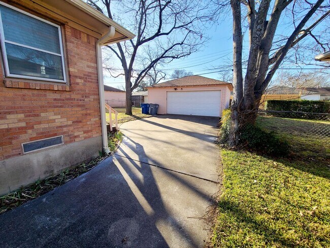 Building Photo - 3 Bedroom, 2 Bath home in Casa View!