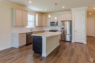 Building Photo - 740 S E Boboli Way