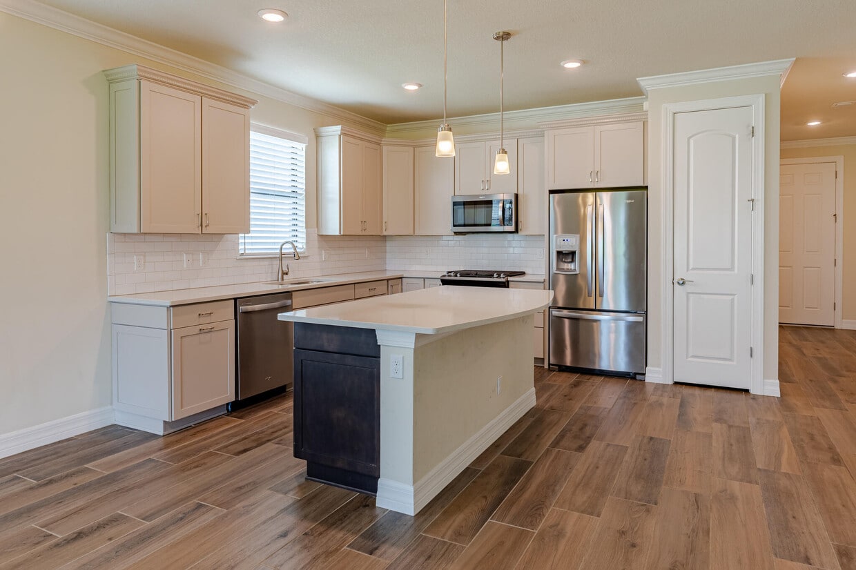 Primary Photo - 740 S E Boboli Way