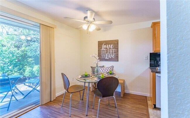 Building Photo - Beautiful 2 bedroom Condo in Kirkland!!