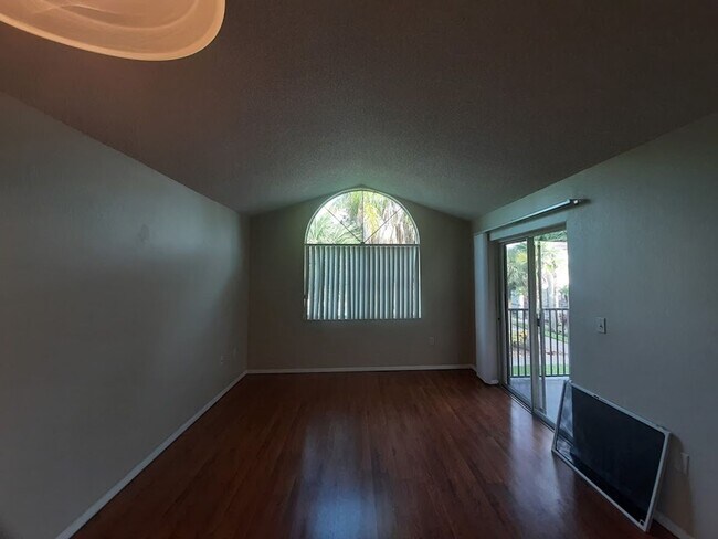 Foto del edificio - 3405 Winkler Ave Ext
