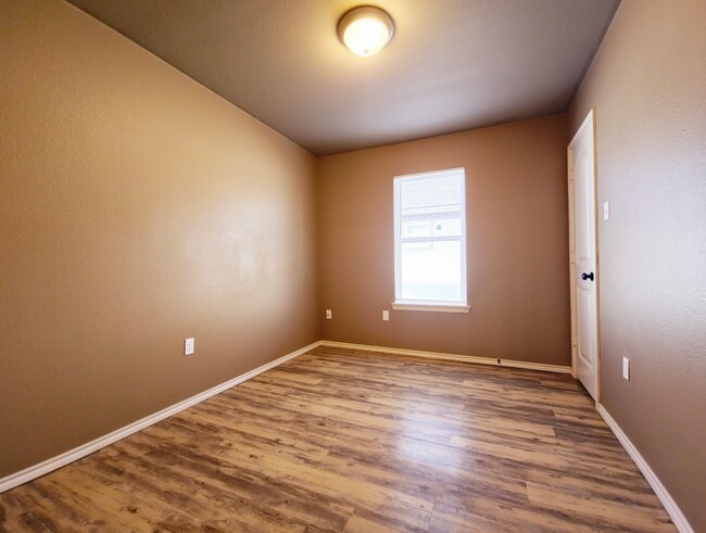 Building Photo - Cozy 3/2/1 in Northeast Lubbock