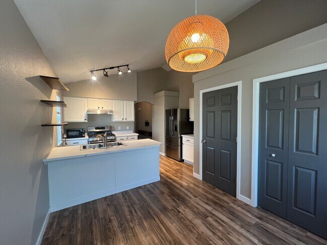 Building Photo - Adorable 2 bed 1 Bath Home - 2 Car Garage