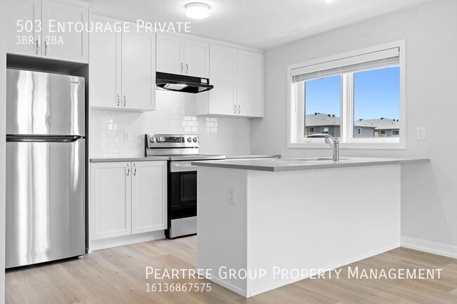 Building Photo - Elegant Entourage—3 bed / 1.5 bath townhom...