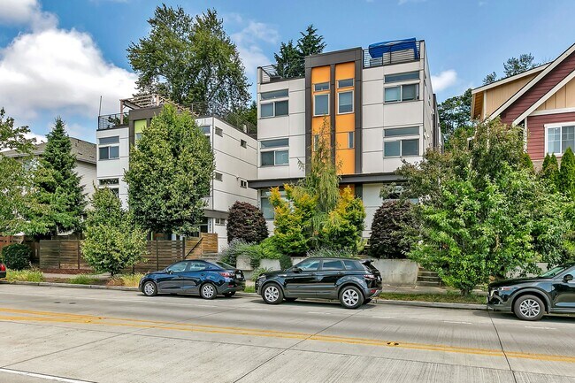Building Photo - Modern Townhouse with Rooftop Deck & Bay V...