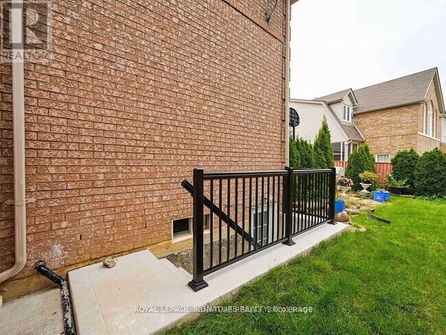 Building Photo - 5955 Leeside Crescent