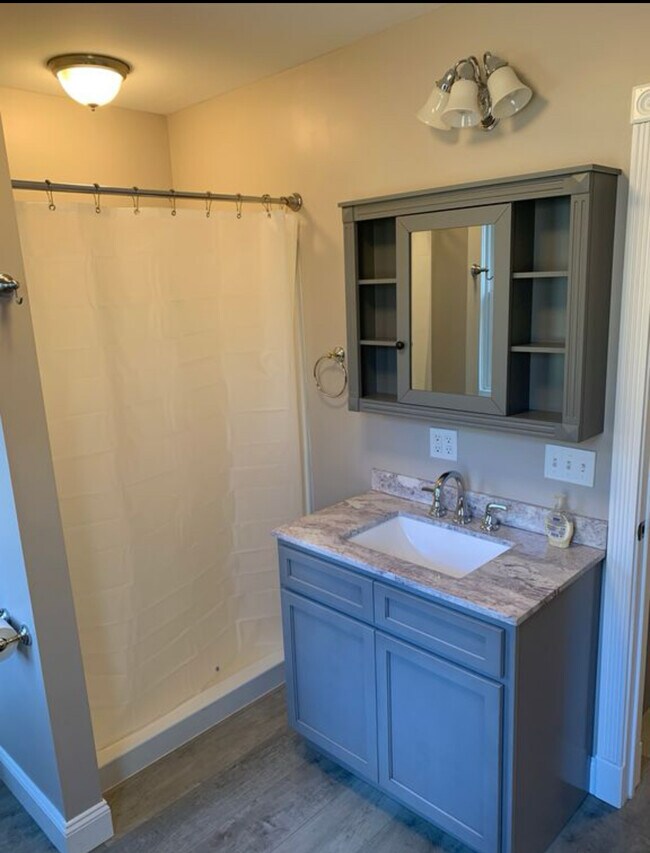 Primer piso baño completo con ducha. - 1744 Farmington Ave