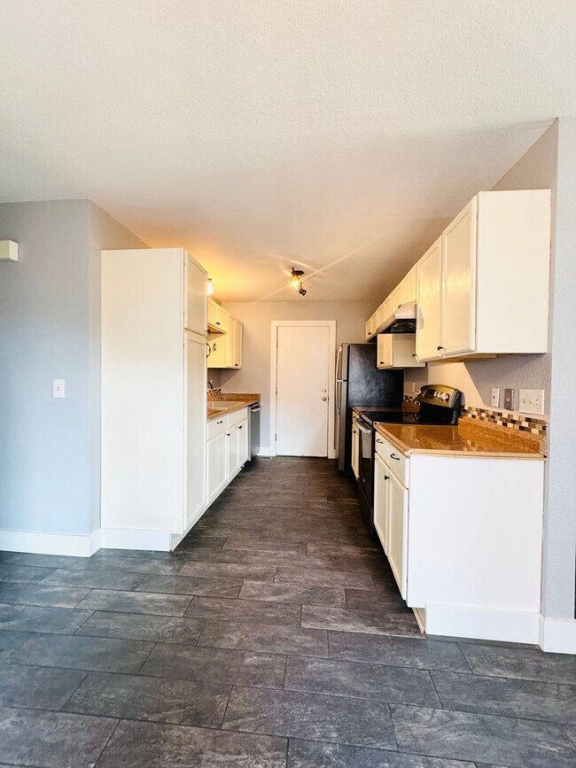 Foto del edificio - Cute 3 bedroom/ 1.5 bath Ranch Style House with 2 car attached garage in Windsor, CO