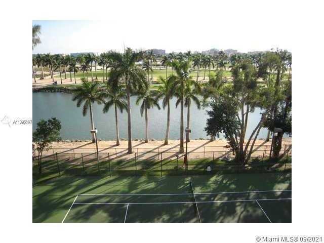 Foto del edificio - 8290 Lake Dr