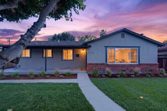 Building Photo - 2130 Roenoke Way