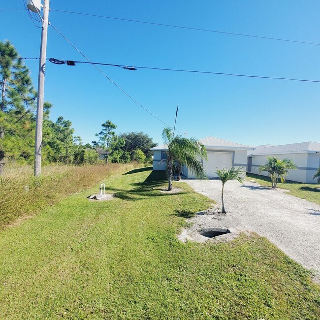 Foto del edificio - 777/779 Bedford Drive