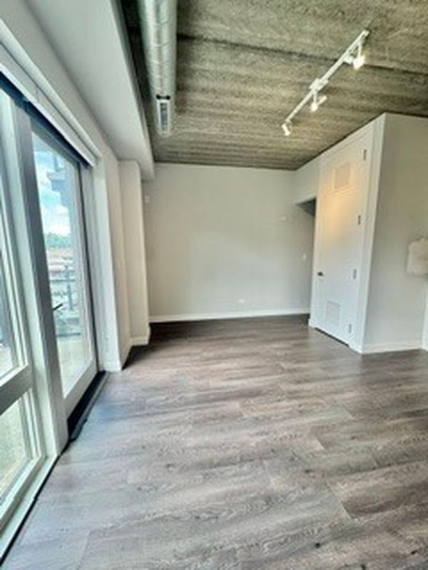 Building Photo - 2407 W Eastwood Ave