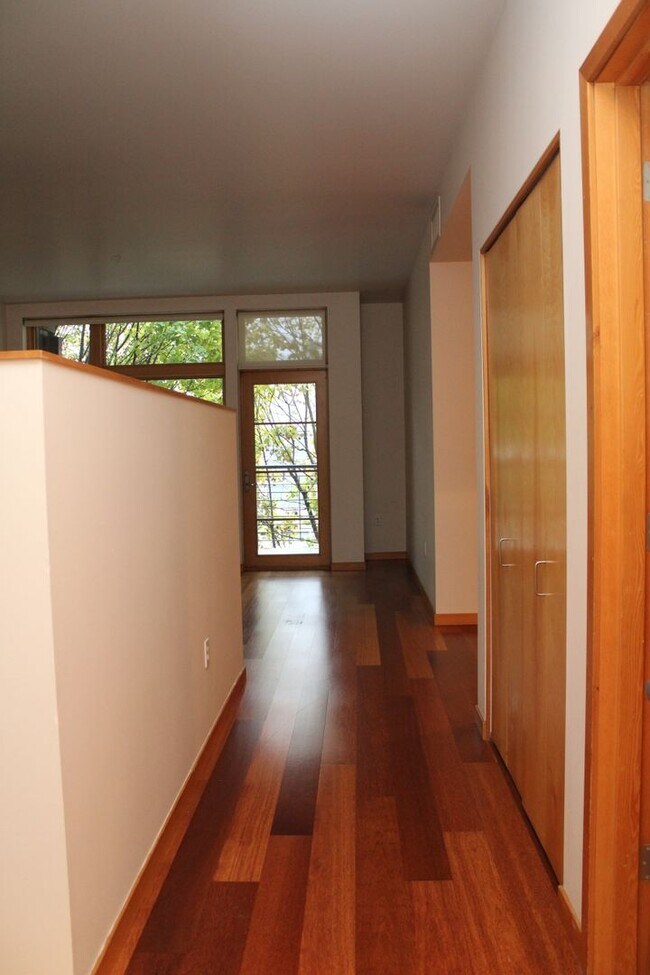 Building Photo - Beautiful Tanner Place 1-Bedroom Condo in ...