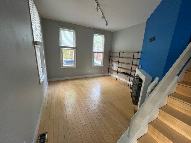 Sala de estar sin amueblar, iluminación de riel en el techo. - 1626 Carroll St