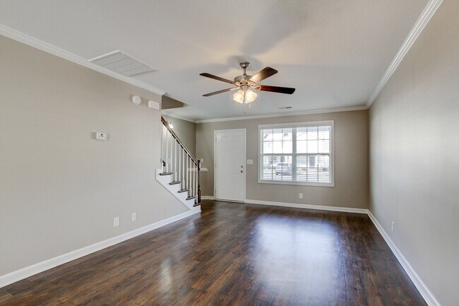 Foto del edificio - Charming Townhome Close to the Interstate !