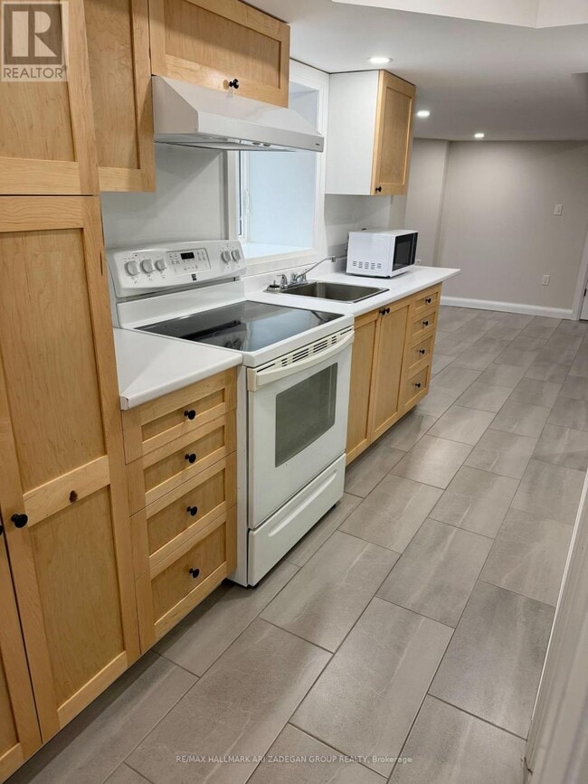 Building Photo - 153 Queens Dr