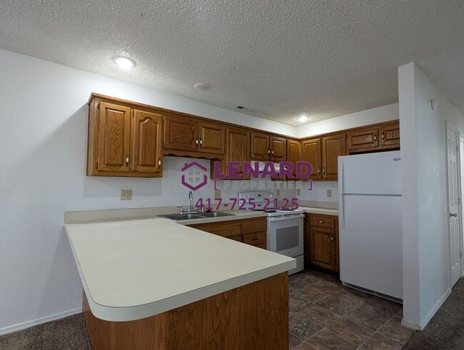 Building Photo - 2 Bedroom Duplex Ready for Move In!