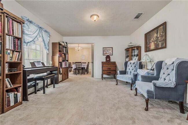 Foto del edificio - 4 bed, 2.5 bath house on HUGE corner lot B...