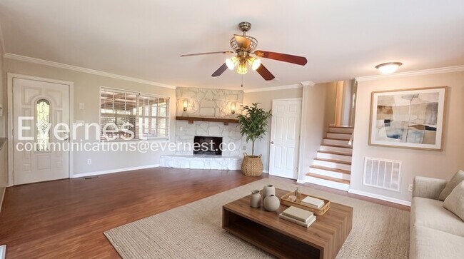 Foto del edificio - 3 Bed/2 Bath Home with Carport / Available Now!