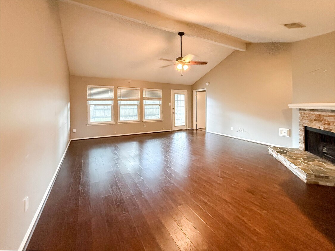 Foto del edificio - 15815 Pilgrim Hall Dr