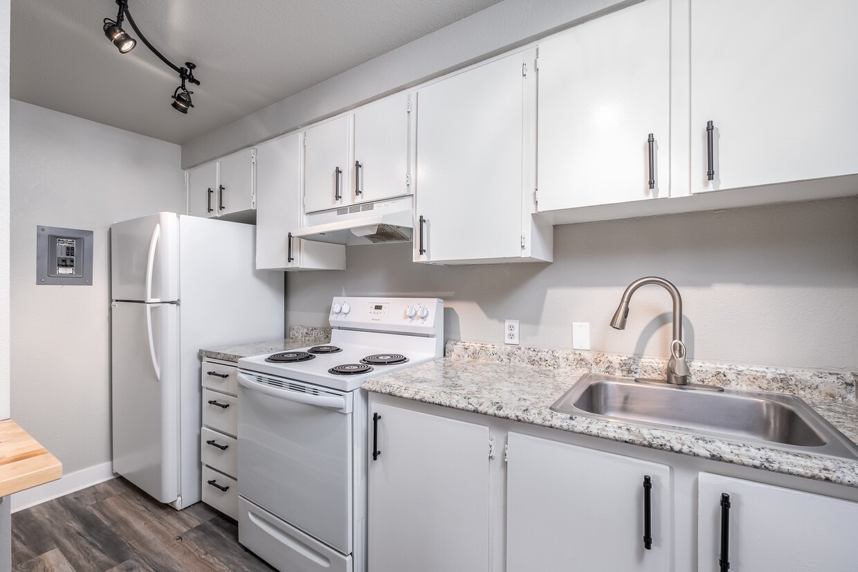 Primary Photo - Victory Manor: Leasing Specials! Renovated Units in Pasco!