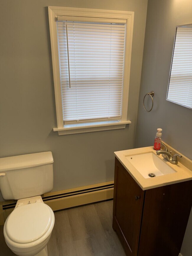Foto del edificio - 3 BtR/1.5 Bath  Single Family Home in established west side neighorhood.