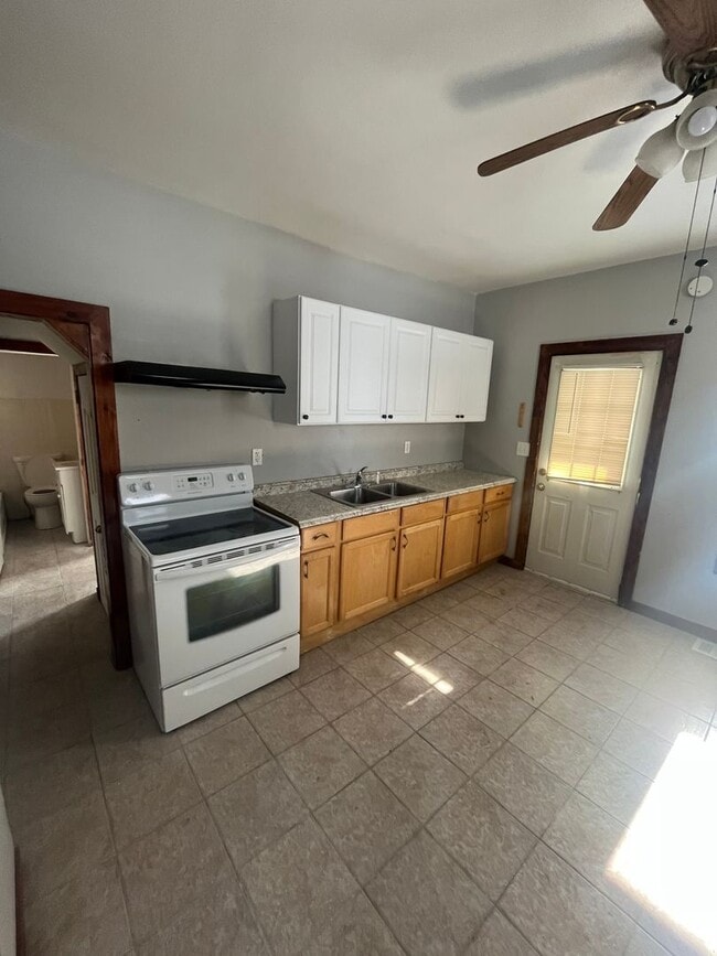 Building Photo - 1832 16th Ave