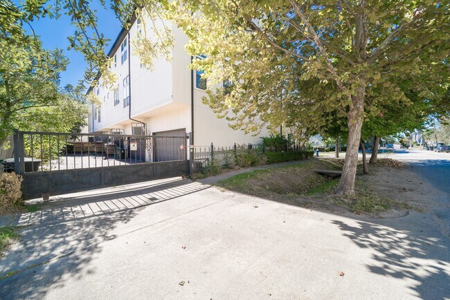 Building Photo - 2426 Bevis St