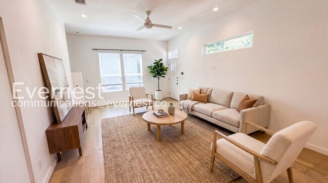 Building Photo - 3 Bed/2.5 Bath Home with Fenced Yard / Pet-Friendly / Available Now!