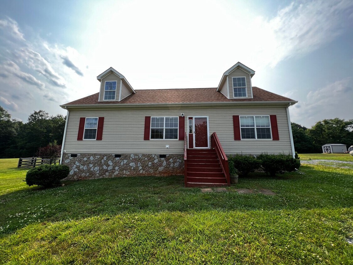 Primary Photo - Beautiful 5-Bedroom on Quiet Street in Dil...