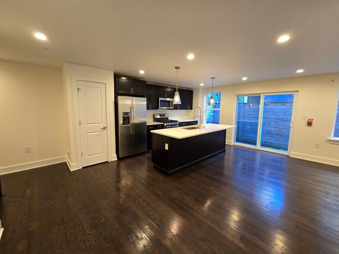 Foto principal - Beautiful modern bright 2 bed 1.5 bath wit...