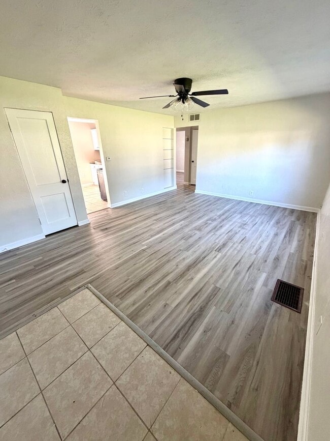 Building Photo - 56644 Crescent Dr